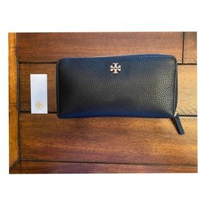 LIKE NEW Tory Burch wallet